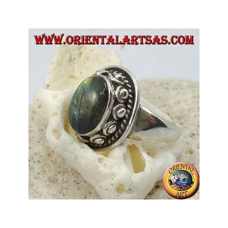 Anello in argento con labradorite ovale contornata da borchie e treccia