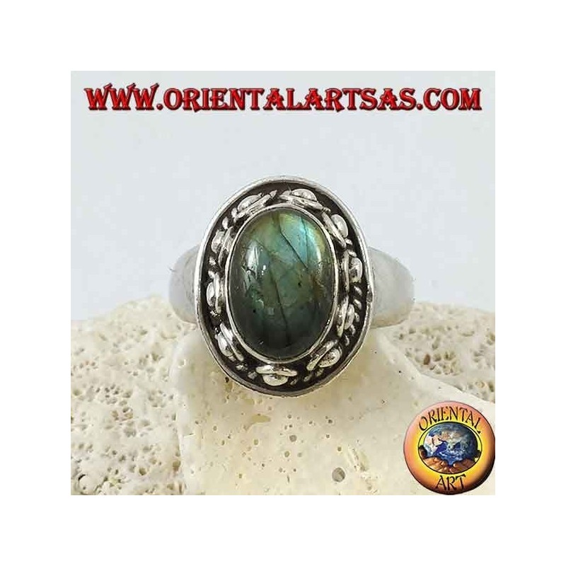 Bague en argent avec labradorite ovale entourée de clous et de tresses