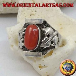 Anillo de plata con coral ovalado tibetano antiguo y engaste nepalés con hojas de laurel a los lados