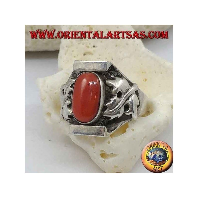 Bague en argent avec corail ovale tibétain antique et monture népalaise avec des feuilles de laurier sur les côtés