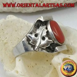 Bague en argent avec corail ovale tibétain antique et monture népalaise avec des feuilles de laurier sur les côtés