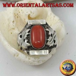 Bague en argent avec corail ovale tibétain antique et monture népalaise avec des feuilles de laurier sur les côtés