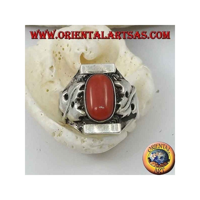 Bague en argent avec corail ovale tibétain antique et monture népalaise avec des feuilles de laurier sur les côtés