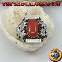 Bague en argent avec corail ovale tibétain antique et monture népalaise avec des feuilles de laurier sur les côtés