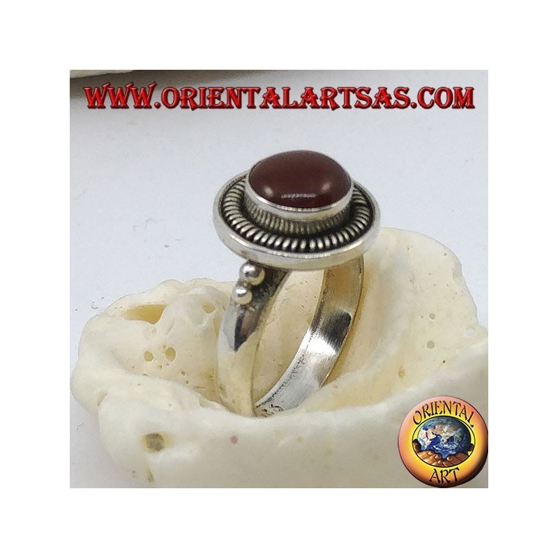 Bague en argent avec cornaline ronde en relief dans le cercle et rayures
