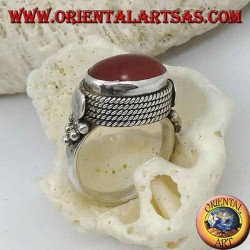 Anillo de plata con cornalina ovalada natural lateralmente rodeada por cuatro hileras de puntos