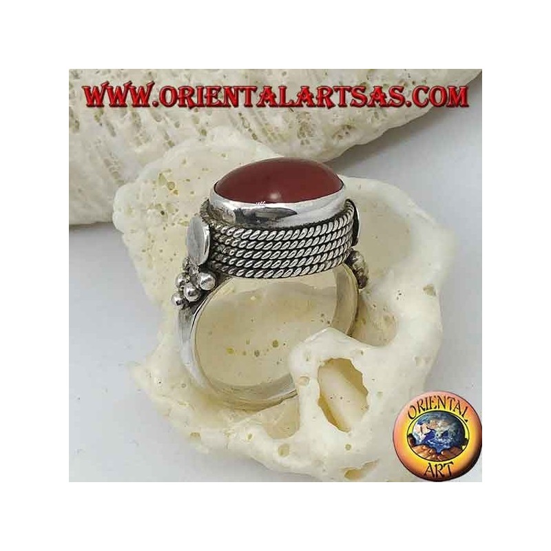 Bague en argent avec cornaline ovale naturelle sur le côté entourée de quatre rangées de points