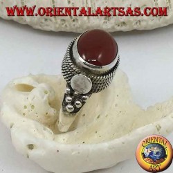 Silberring mit natürlichem ovalem Karneol seitlich, umgeben von vier Punktreihen
