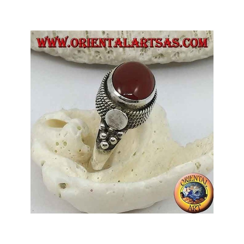 Bague en argent avec cornaline ovale naturelle sur le côté entourée de quatre rangées de points
