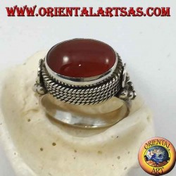 Anillo de plata con cornalina ovalada natural lateralmente rodeada por cuatro hileras de puntos