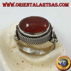 Anillo de plata con cornalina ovalada natural lateralmente rodeada por cuatro hileras de puntos