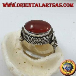 Anillo de plata con cornalina ovalada natural lateralmente rodeada por cuatro hileras de puntos
