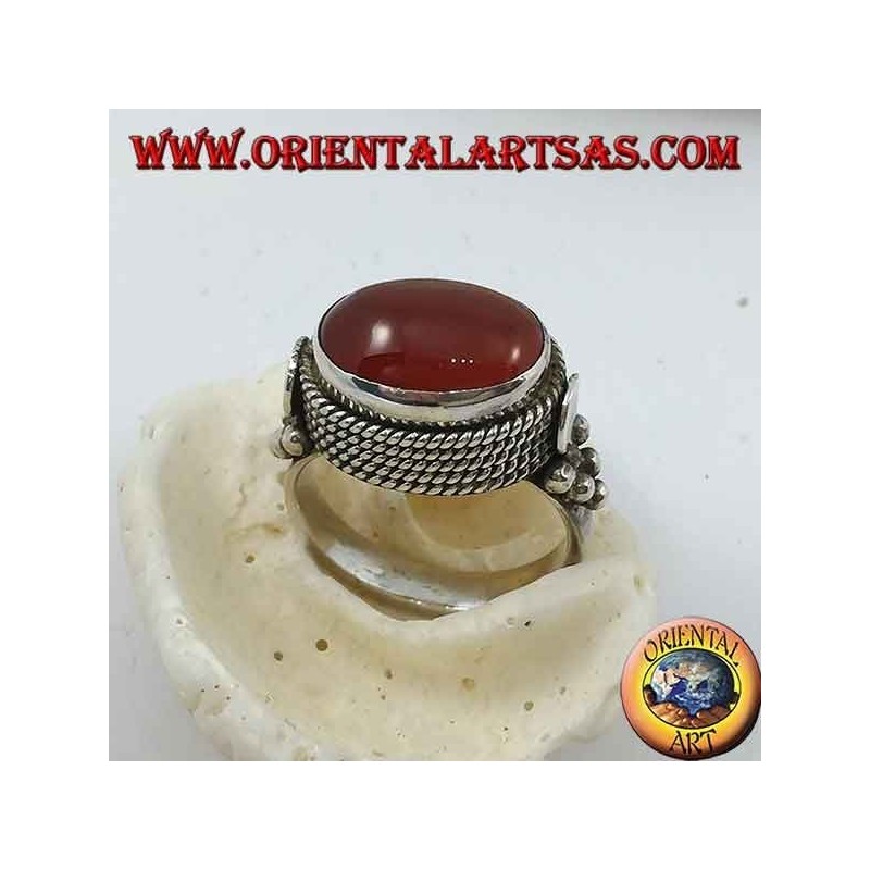 Anillo de plata con cornalina ovalada natural lateralmente rodeada por cuatro hileras de puntos
