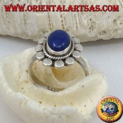 Bague marguerite en argent avec cabochon ovale lapis lazuli et disques de pétales