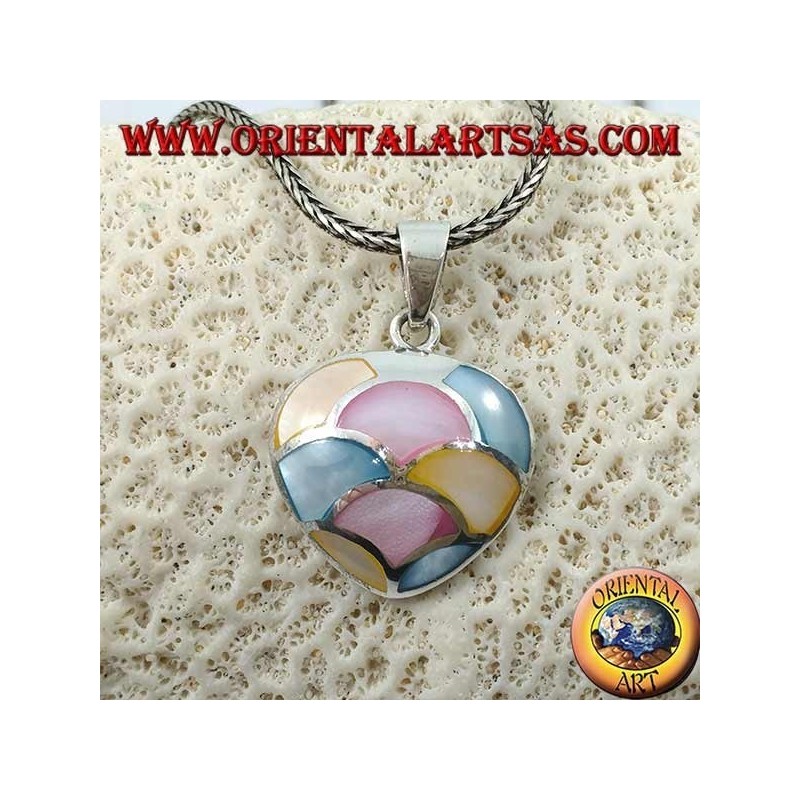 Colgante de plata en forma de corazón con mosaico de nácar coloreado en semicírculos