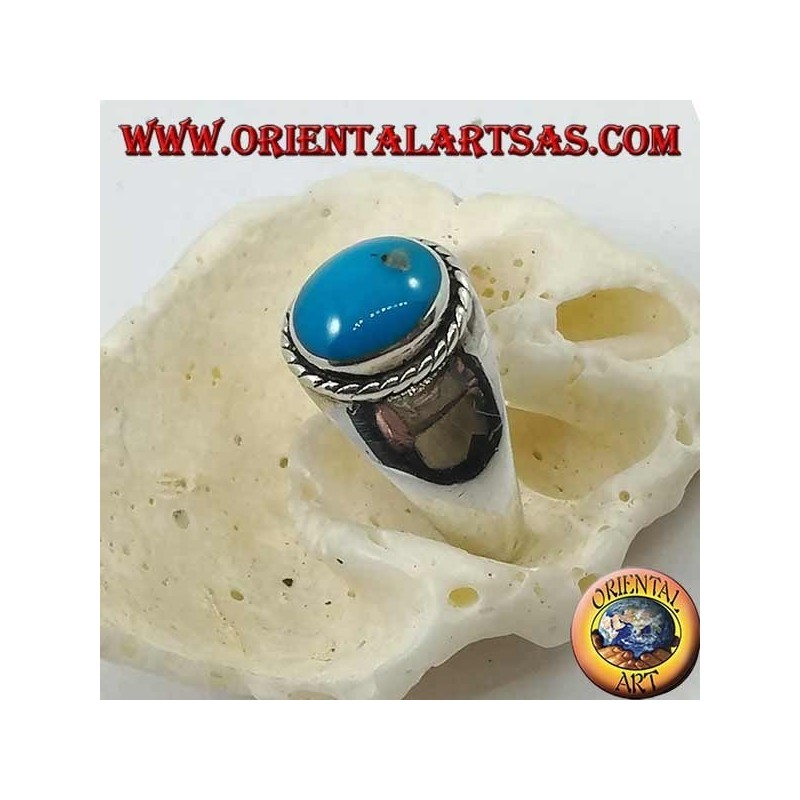 Anello in argento con turchese ovale a cabochon contornato da una treccia