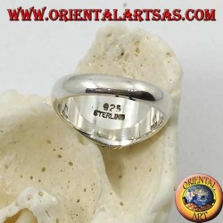 Anillo de plata con un cabujón oval turquesa rodeado de una trenza