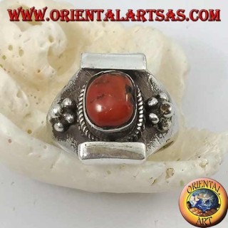 Anillo de plata con coral ovalado tibetano antiguo y engaste nepalés con flor en los lados