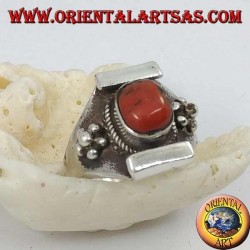 Anillo de plata con coral ovalado tibetano antiguo y engaste nepalés con flor en los lados