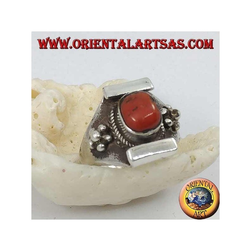 Anello in argento con corallo ovale antico Tibetano e montatura Nepalese con fiorellino sui lati