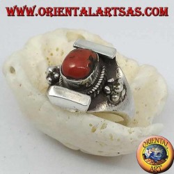 Anillo de plata con coral ovalado tibetano antiguo y engaste nepalés con flor en los lados