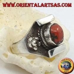 Anillo de plata con coral ovalado tibetano antiguo y engaste nepalés con flor en los lados