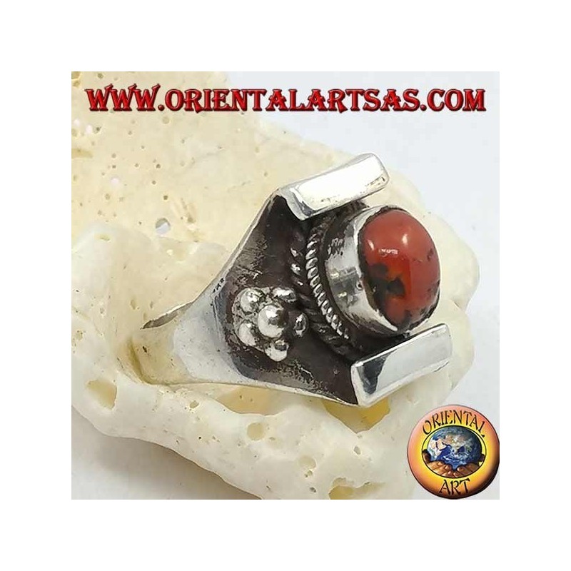 Anello in argento con corallo ovale antico Tibetano e montatura Nepalese con fiorellino sui lati