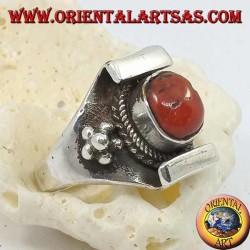 Bague en argent avec corail ovale tibétain antique et monture népalaise avec fleur sur les côtés