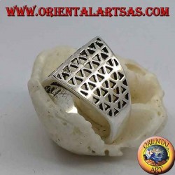 Anillo de plata con una banda puntiaguda en el centro con decoración de trinagoli calado