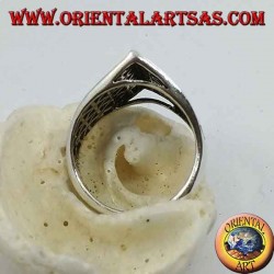 Bague en argent avec une bande pointue au centre à décor de trinagoli ajouré