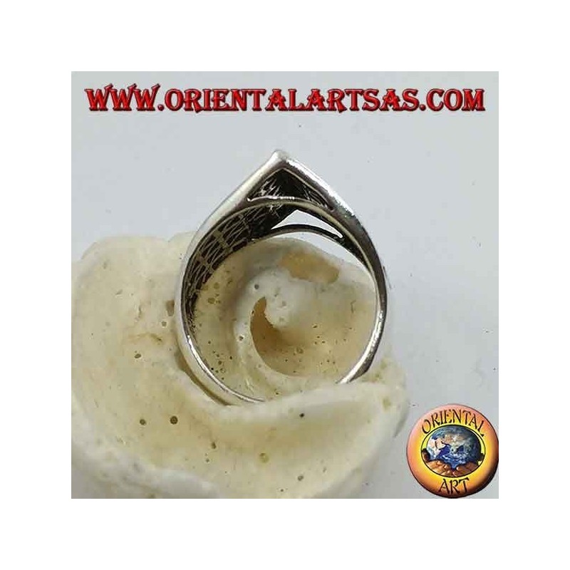 Bague en argent avec une bande pointue au centre à décor de trinagoli ajouré