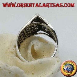 Bague en argent avec une bande pointue au centre à décor de trinagoli ajouré