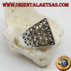 Anillo de plata con una banda puntiaguda en el centro con decoración de trinagoli calado