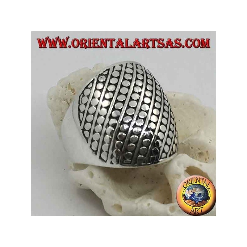 Anillo de plata con una banda redondeada con decoración de disquete y líneas oblicuas.