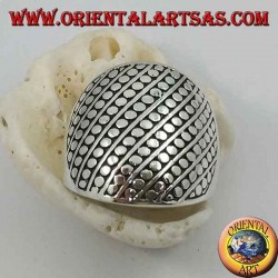 Anillo de plata con una banda redondeada con decoración de disquete y líneas oblicuas.