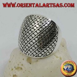 Anillo de plata con una banda redondeada con decoración de disquete y líneas oblicuas.