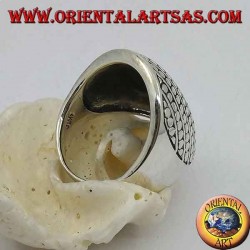 Anillo de plata con una banda redondeada con decoración de disquete y líneas oblicuas.