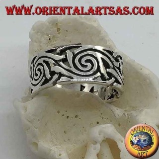 Anello in argento a fascia traforato con decorazioni a spirali intrecciate 