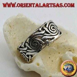 Bague en argent ajouré avec décorations en spirale entrelacées