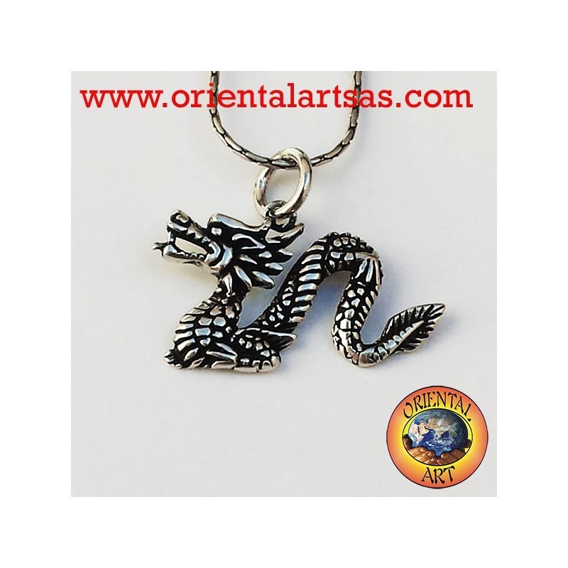 Colgante de plata 925 con el dragón chino, emblema de sabiduría y prosperidad.