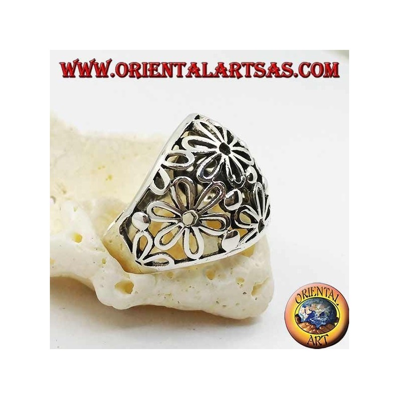 Anillo de plata con una banda calada redondeada con girasoles.