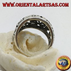 Bague en argent avec une bande ajourée arrondie avec des tournesols