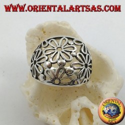 Anillo de plata con una banda calada redondeada con girasoles.