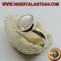 Anillo de plata con gran madre de perla ovalada engastada con el borde