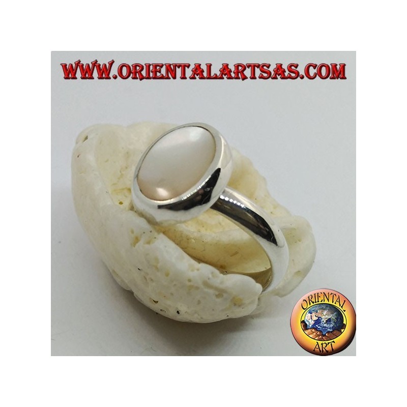 Anillo de plata con gran madre de perla ovalada engastada con el borde