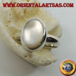 Anillo de plata con gran madre de perla ovalada engastada con el borde