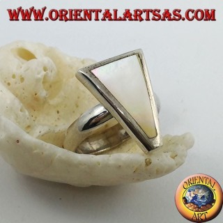 Anello in argento con madreperla a triangolo isoscele incastonata a filo bordo
