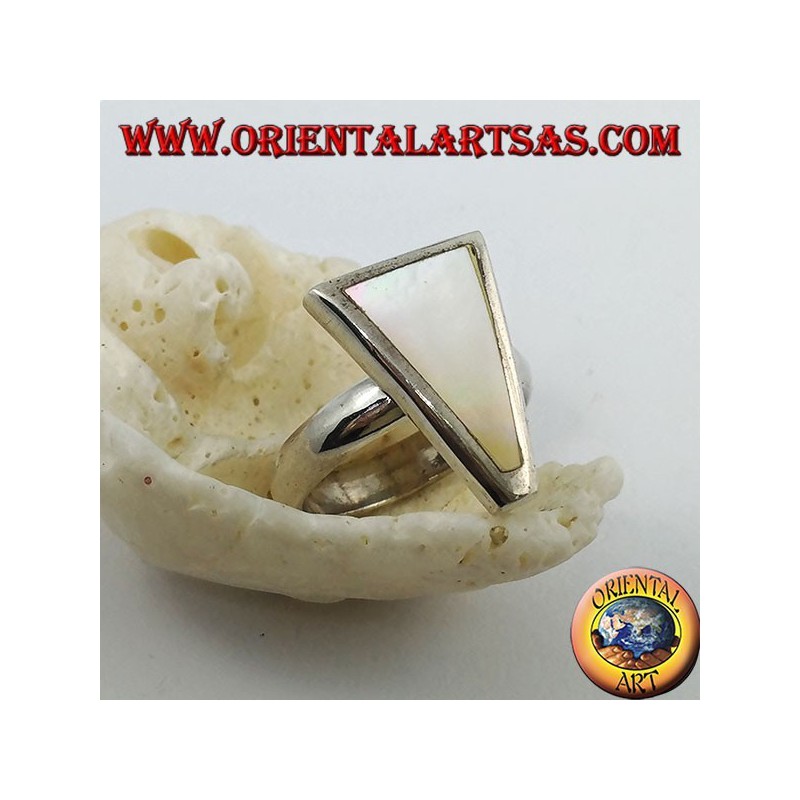 Anello in argento con madreperla a triangolo isoscele incastonata a filo bordo