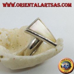 Bague en argent avec triangle isocèle en nacre sertie au ras du bord