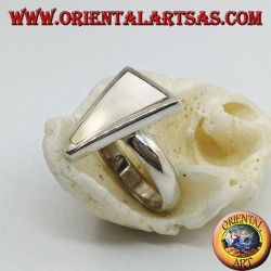 Bague en argent avec triangle isocèle en nacre sertie au ras du bord